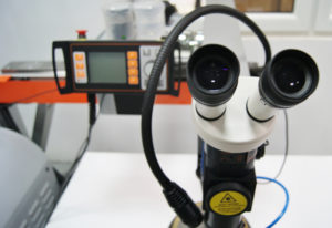 10.-urządzenie-posiada-mikroskop-z-20-krotnym-powiększeniem-300x206
